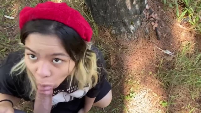 Девка активно сосет большой член в японском видео на природе